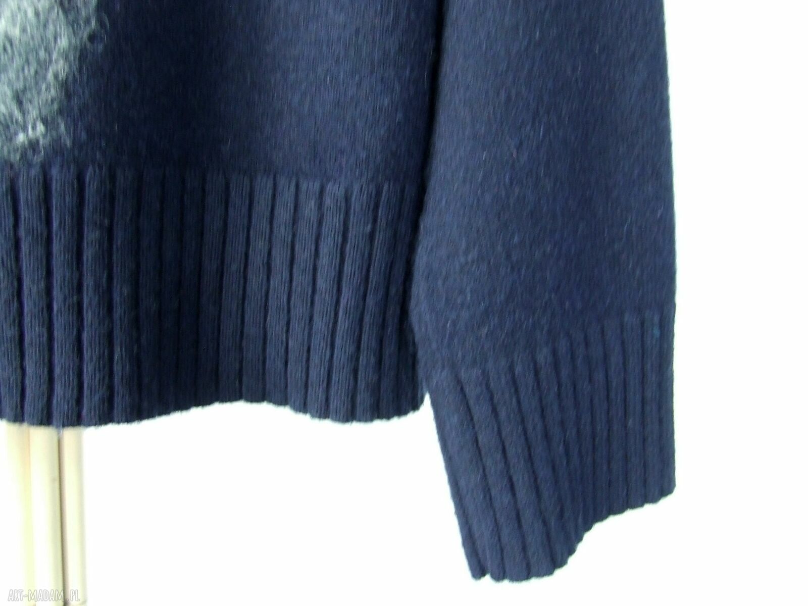 Ciepły granatowy sweter oversize S z filcowanym kwiatem