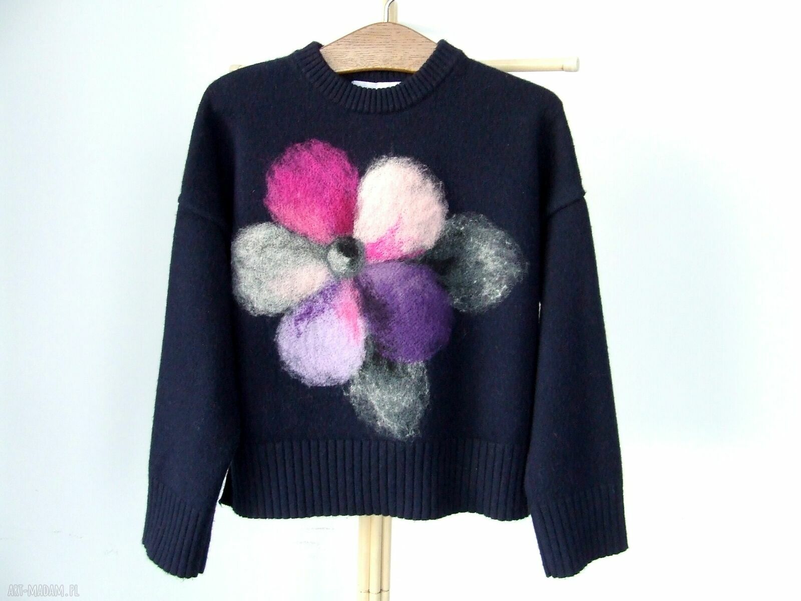 Ciepły granatowy sweter oversize S z filcowanym kwiatem