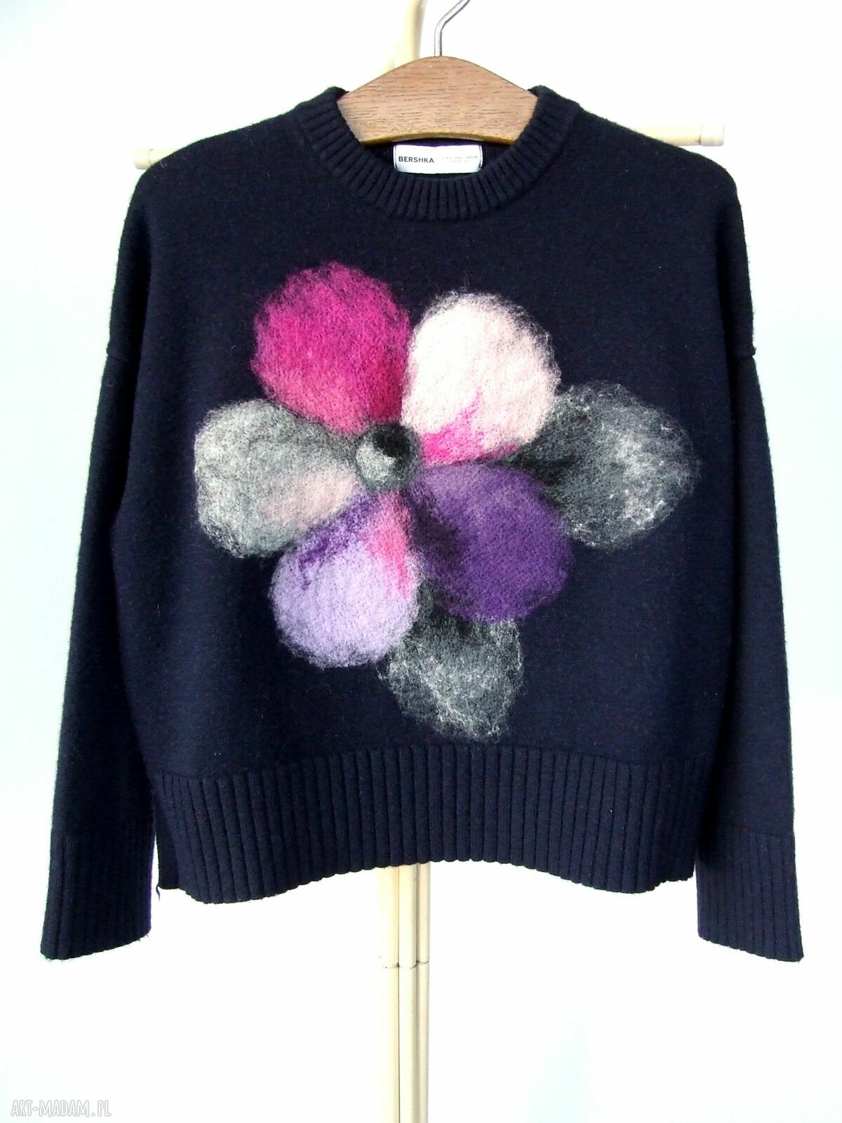 Ciepły granatowy sweter oversize S z filcowanym kwiatem