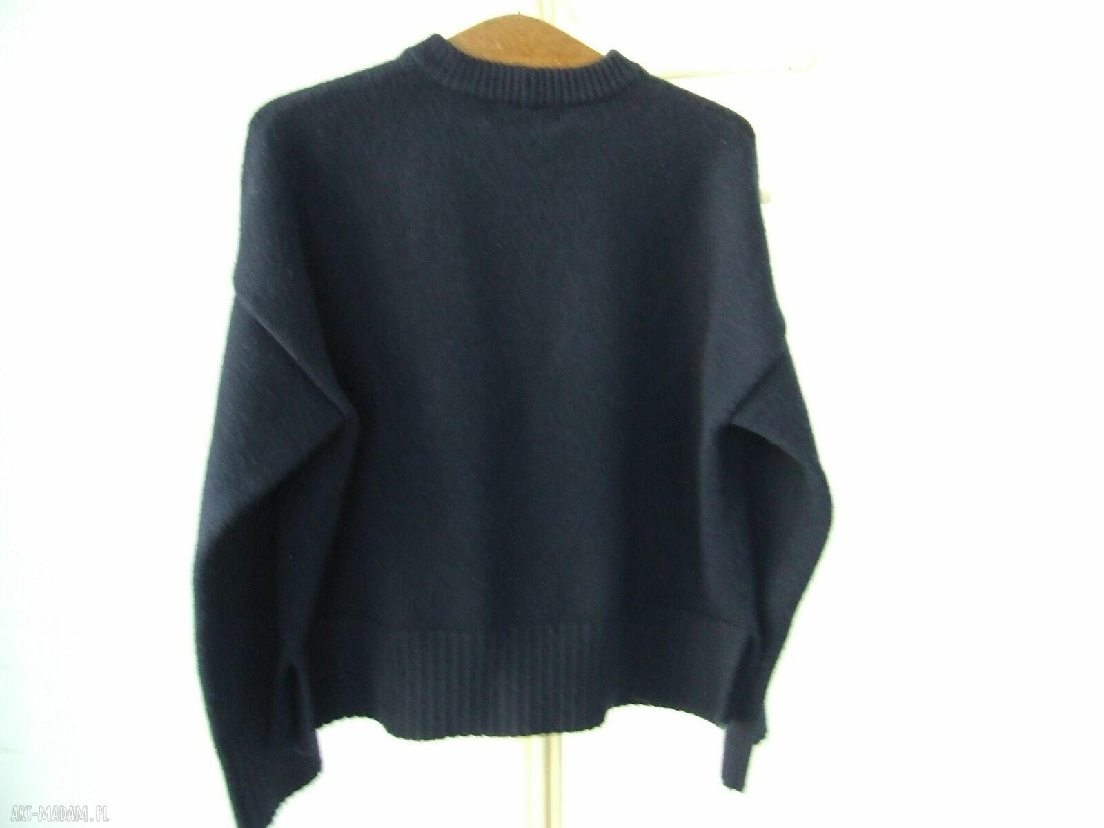 Ciepły granatowy sweter oversize S z filcowanym kwiatem