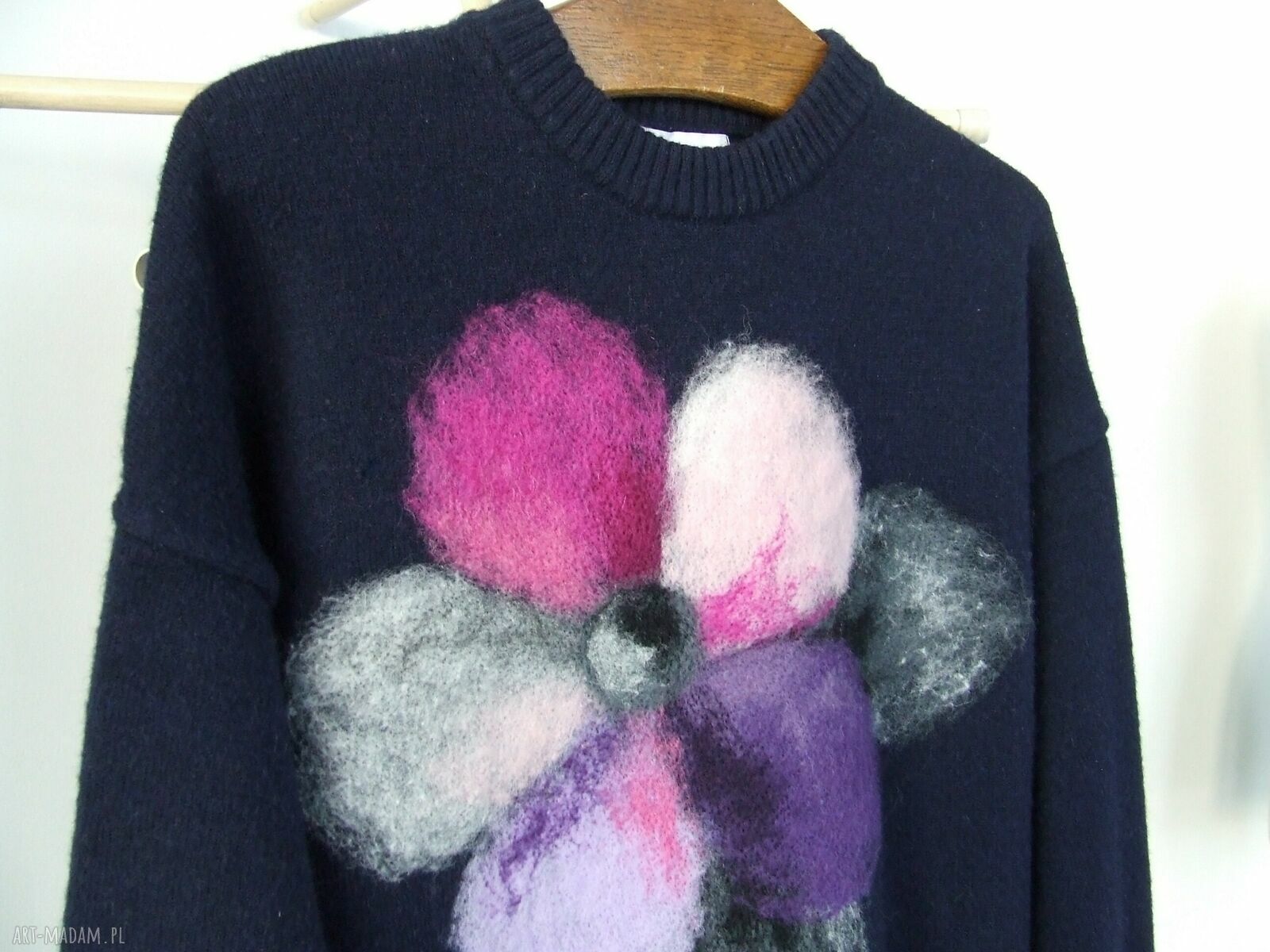 Ciepły granatowy sweter oversize S z filcowanym kwiatem