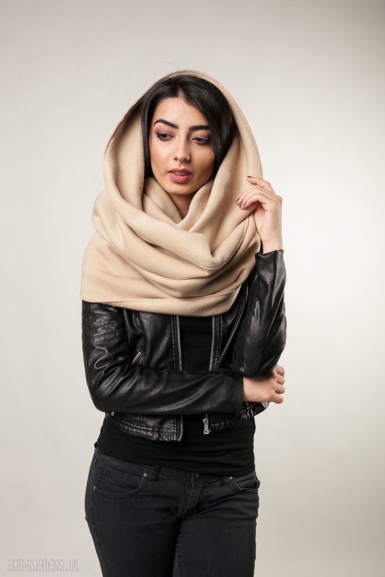 Komin beżowy ciepły gruby wykonany jest grubej dzianiny dresowej