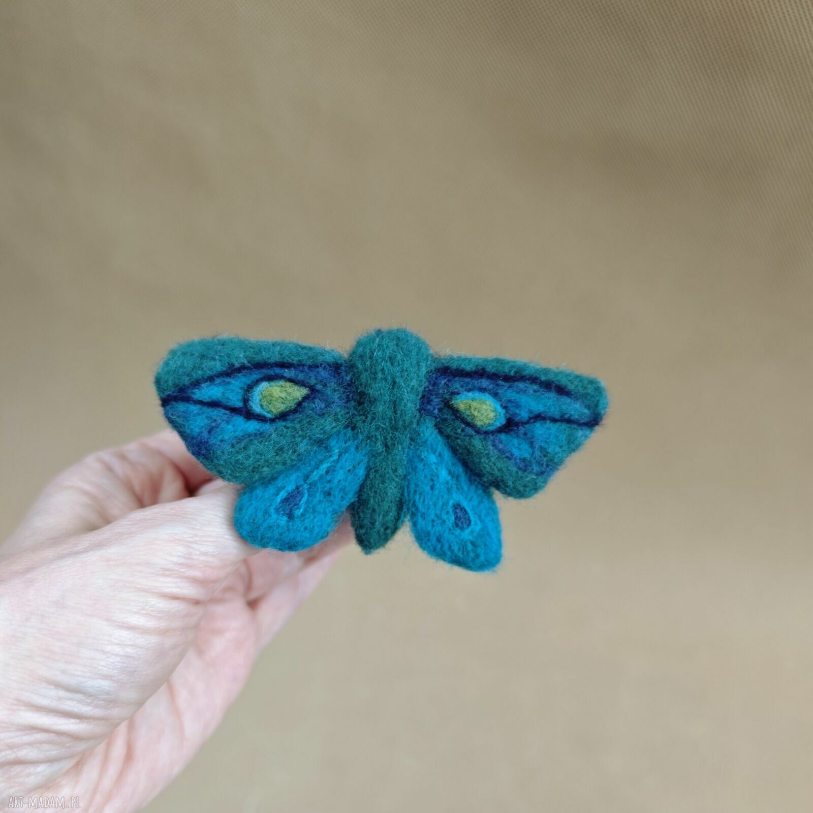 Ćma szmaragdowa - ręcznie filcowana broszka nocny motyl w turkusie