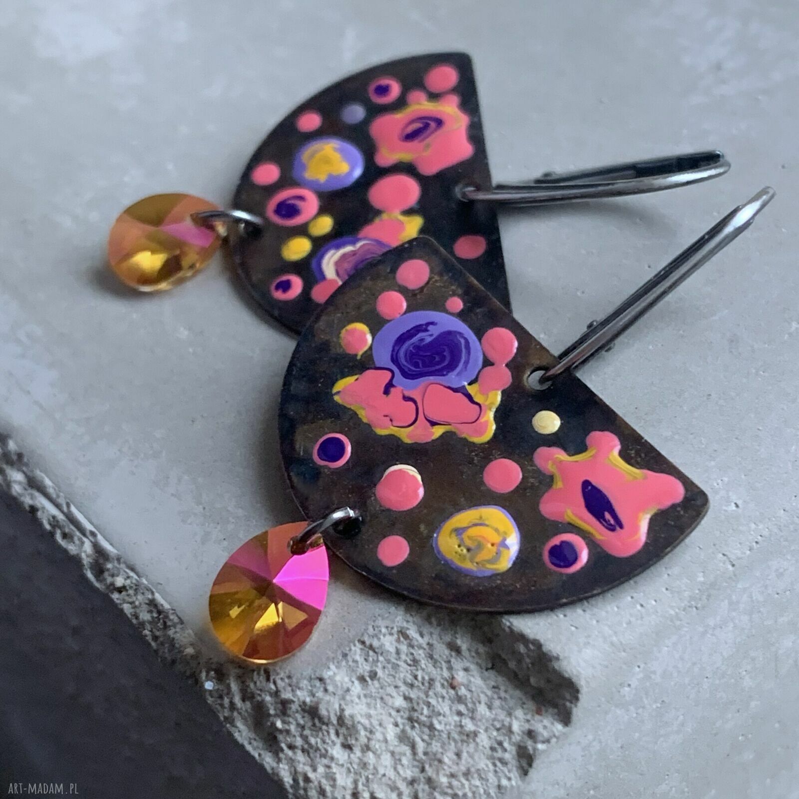 Kolczyki Cosmic Garden z emaliowanymi kwiatami i kryształami Swarovski
