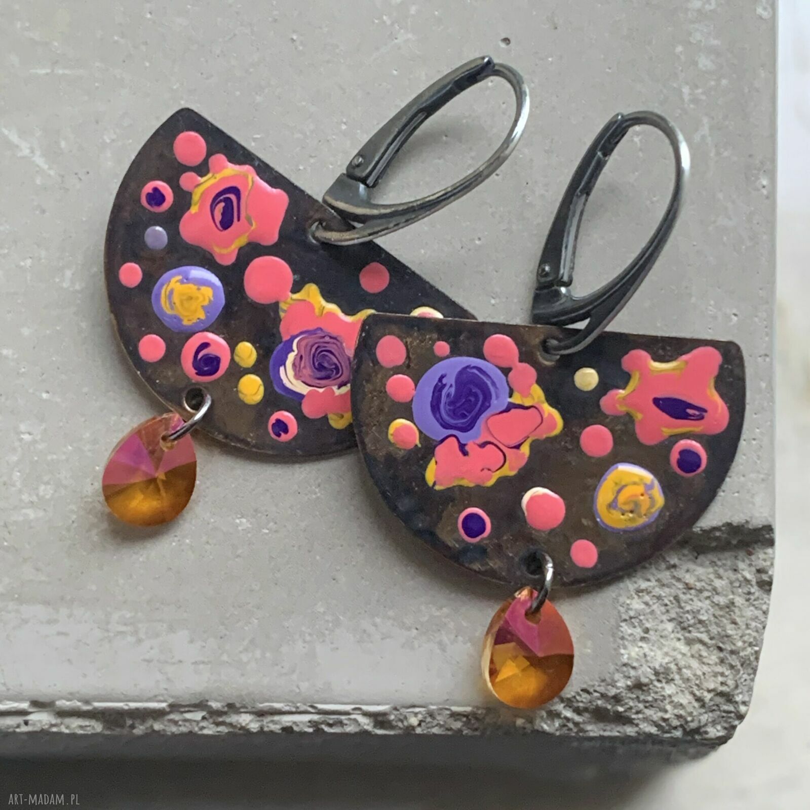 Kolczyki Cosmic Garden z emaliowanymi kwiatami i kryształami Swarovski