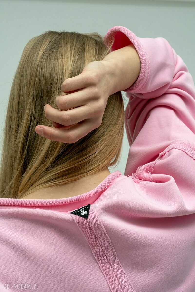 Ręcznie szyta różowa bluza crop Cindi - luźny fason i surowe wykończenie