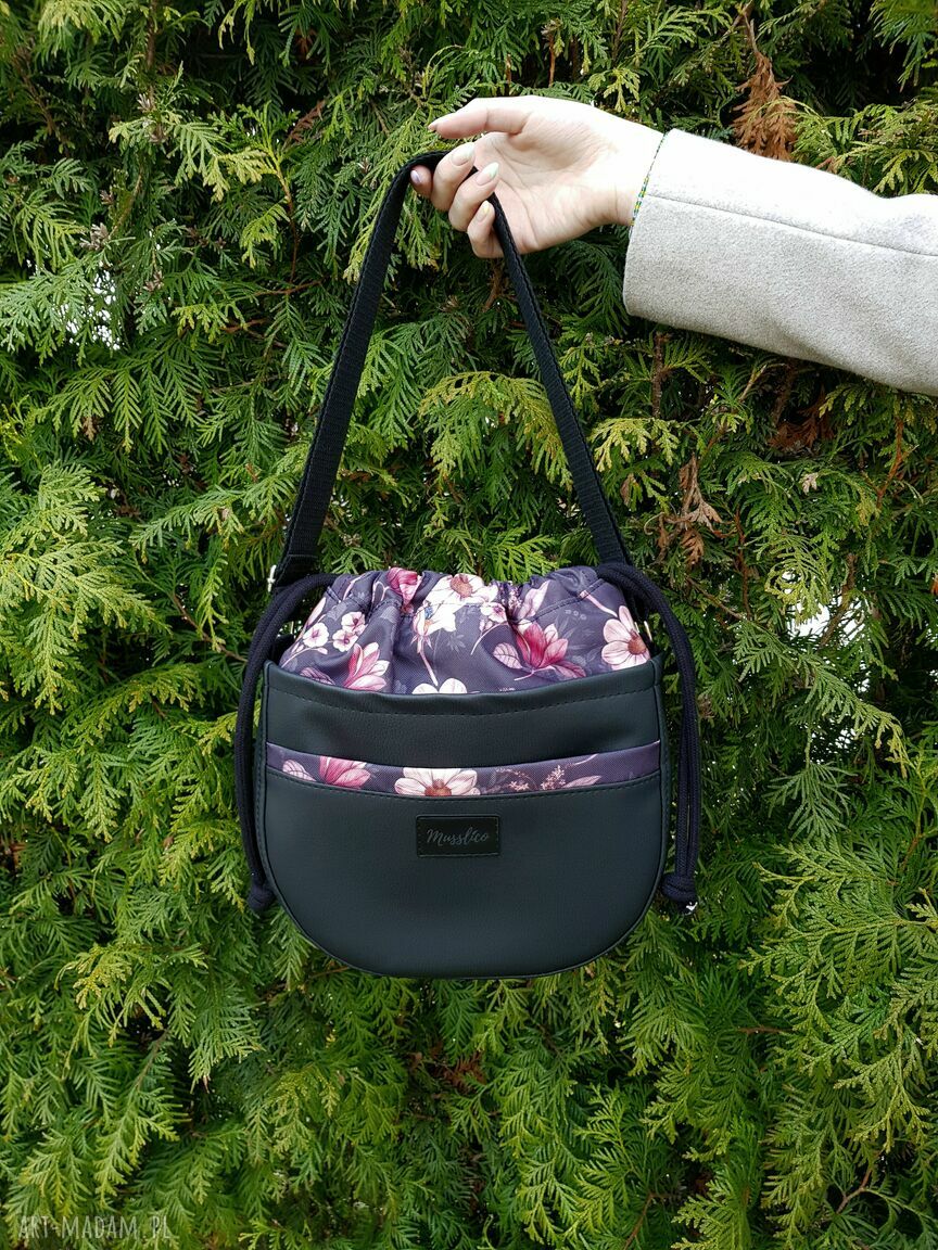 Crosserka w czarni night flowers - torebka listonoszka na ramię