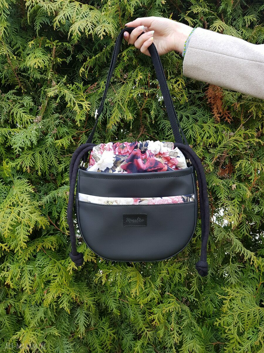 Crosserka w czerni z kominem w peonie