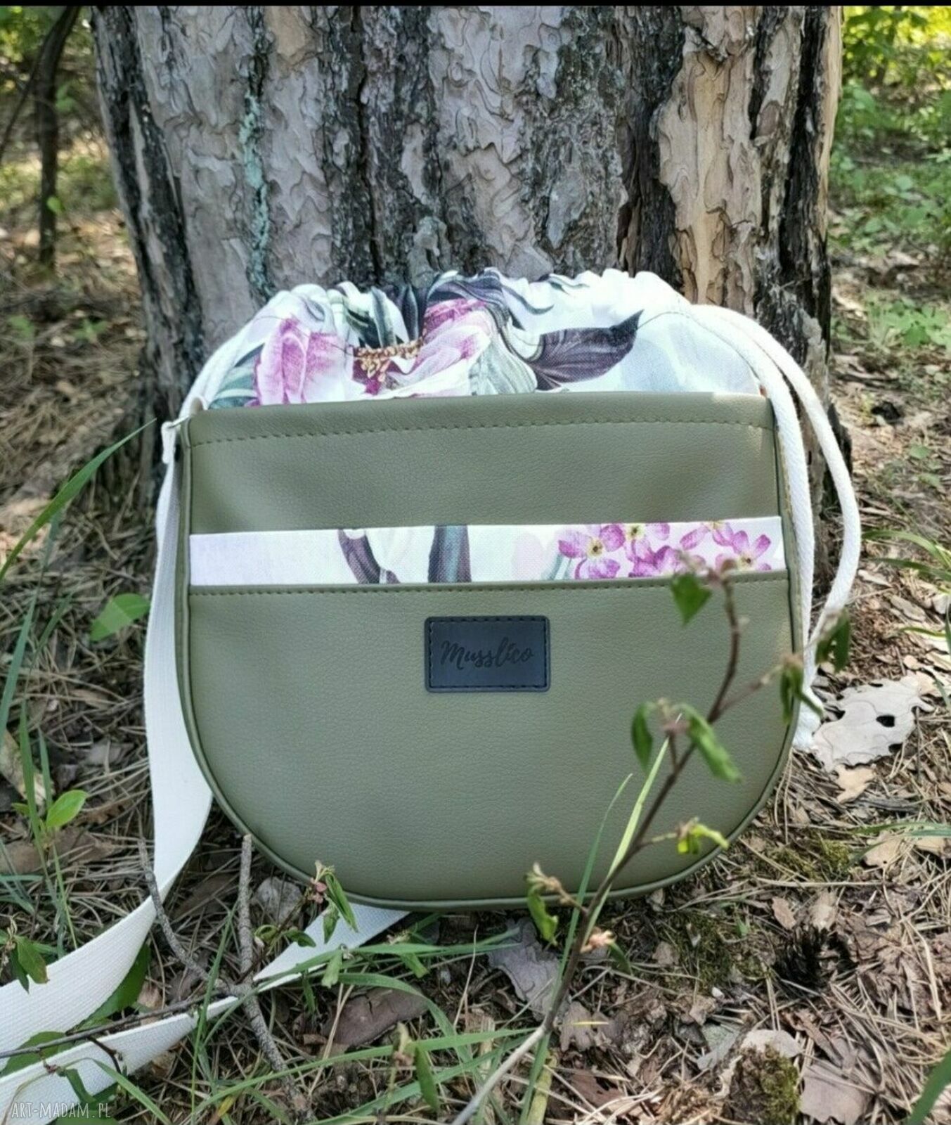 Oliwkowa torebka listonoszka crossbody z kwiecistym kominem