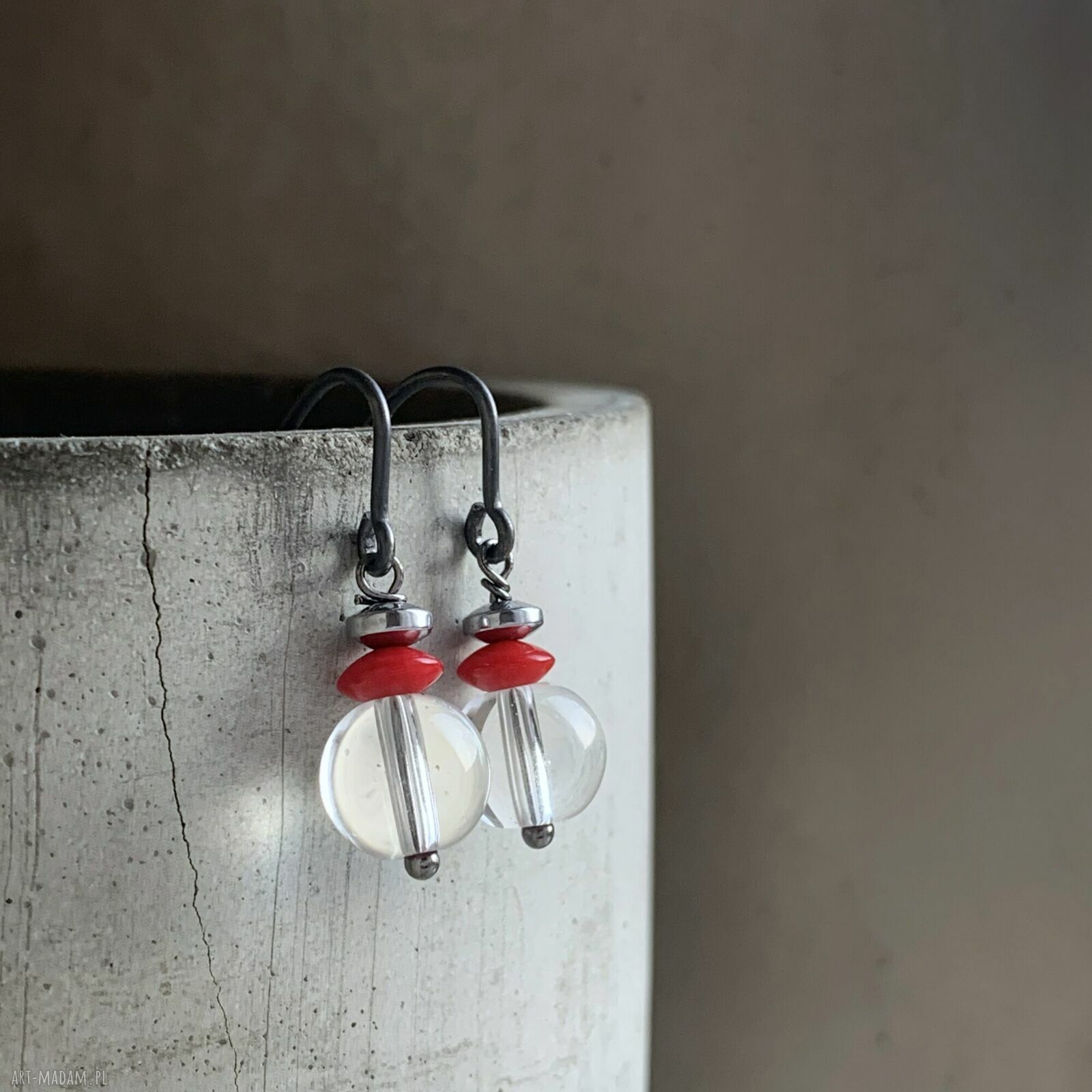 Kolczyki Crystal & Red Accent - kryształ i czerwony koral w srebrnych biglach 925