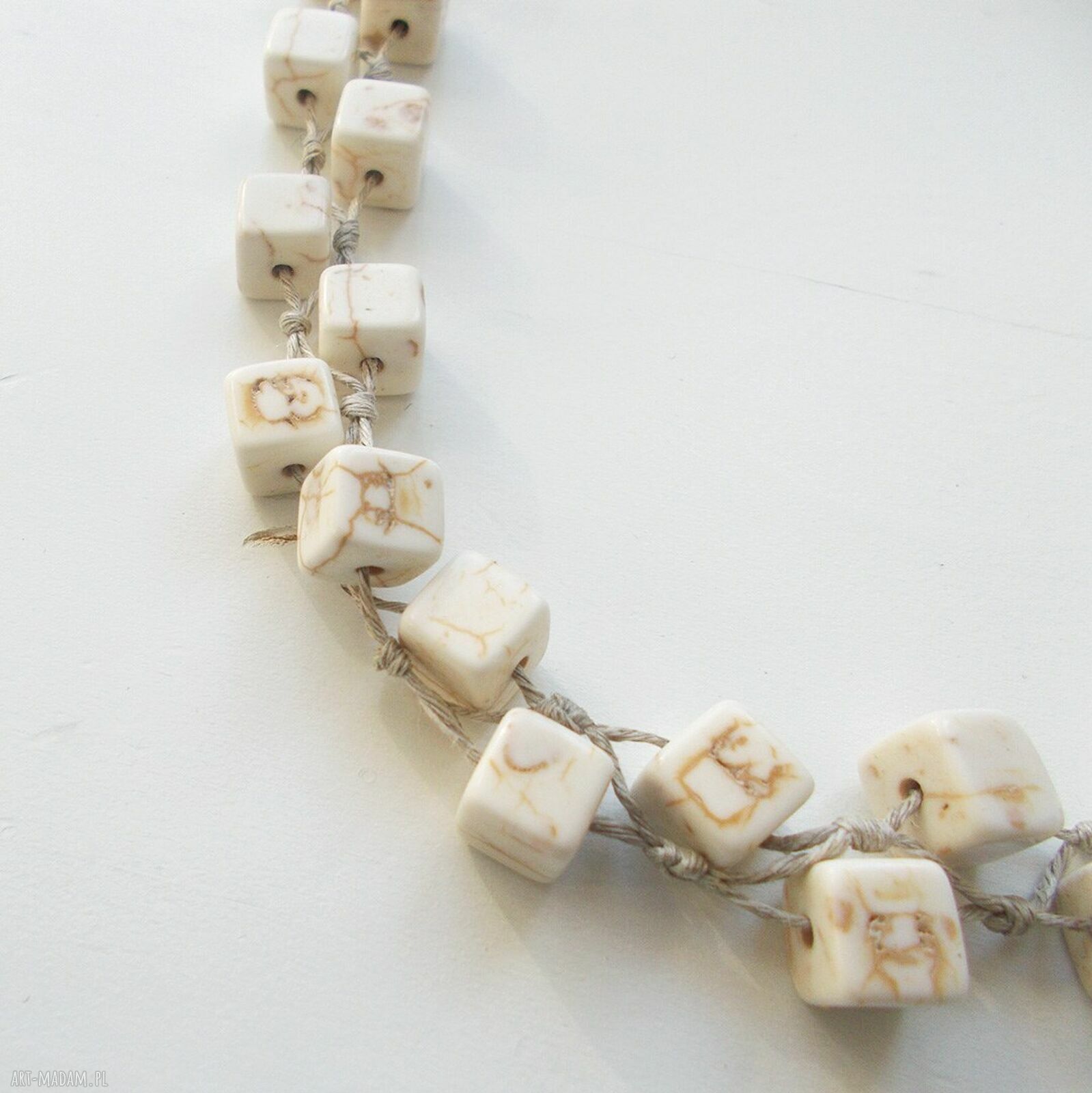 Cube naszyjnik w kolorze kości słoniowej - handmade