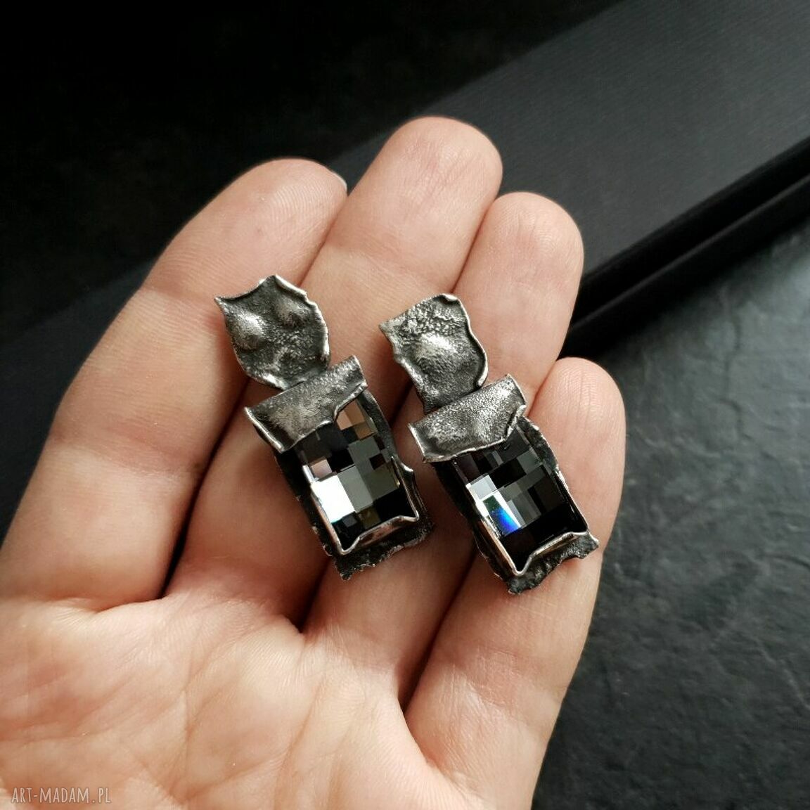 Cubic - srebrne kolczyki z kryształem Swarovski Urban Silver Night - awangardowe sztyfty