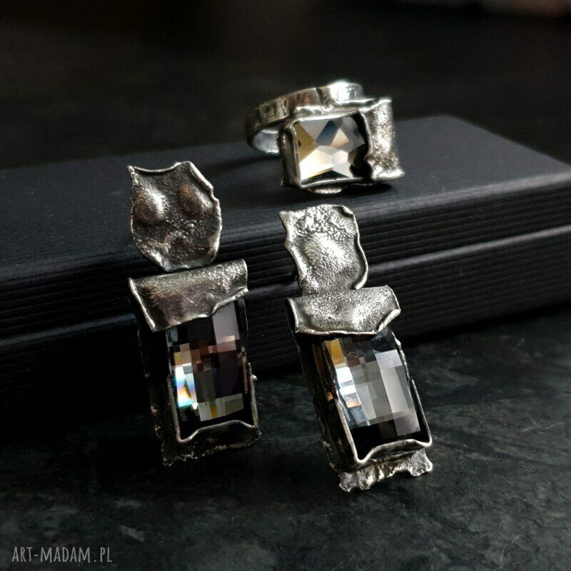 Cubic - srebrne kolczyki z kryształem Swarovski Urban Silver Night - awangardowe sztyfty