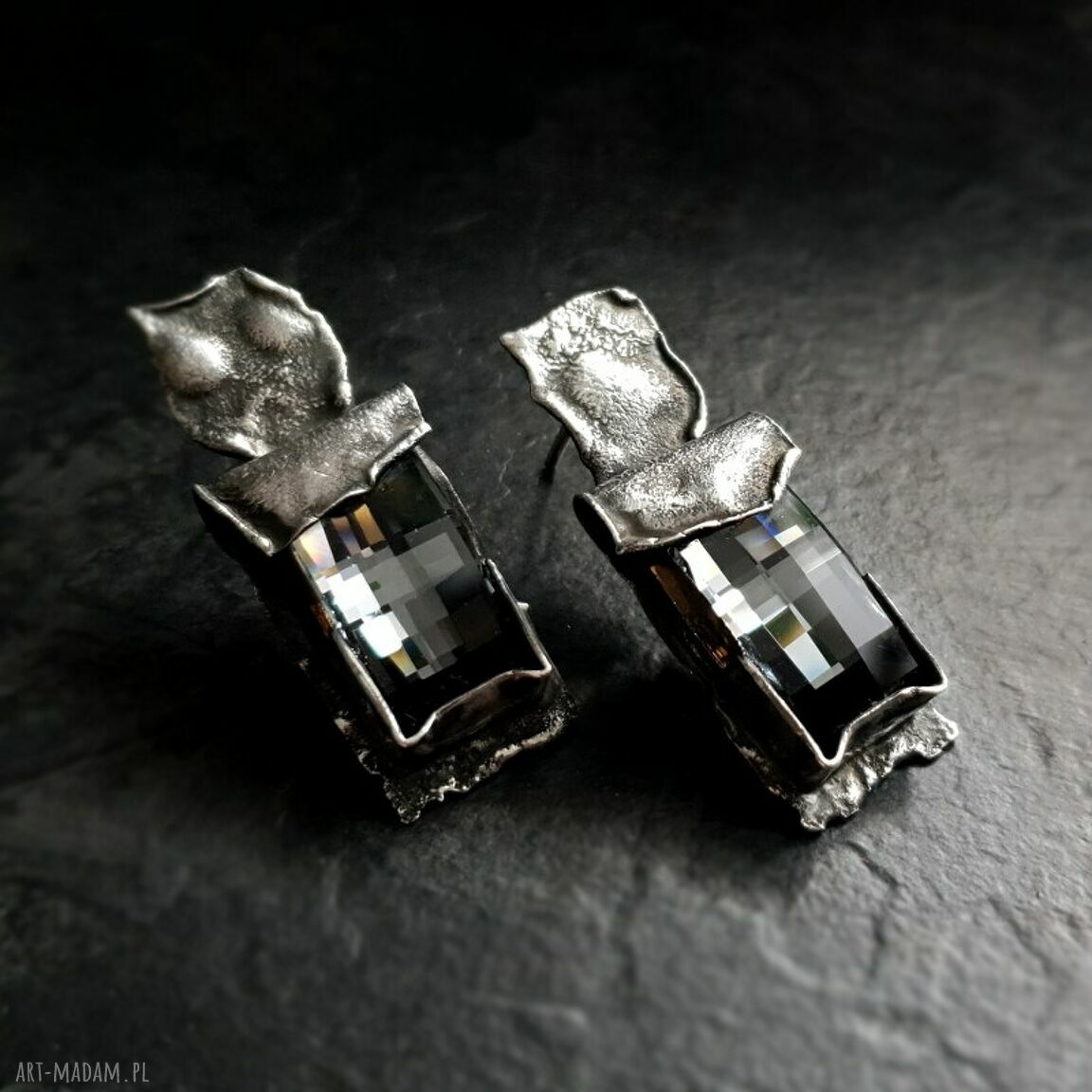 Cubic - srebrne kolczyki z kryształem Swarovski Urban Silver Night - awangardowe sztyfty