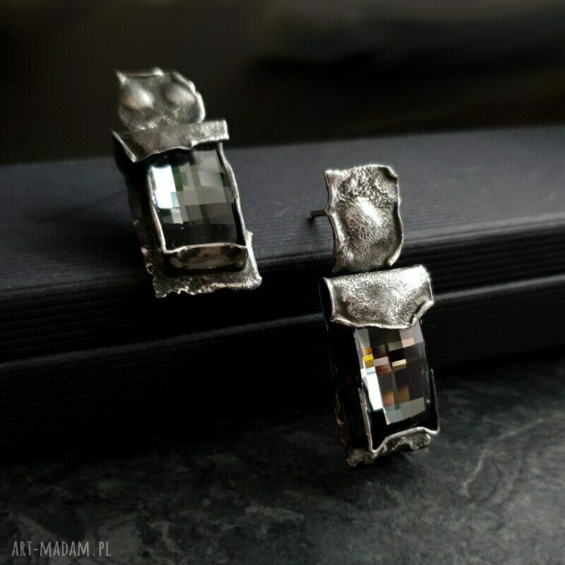 Cubic - srebrne kolczyki z kryształem Swarovski Urban Silver Night - awangardowe sztyfty