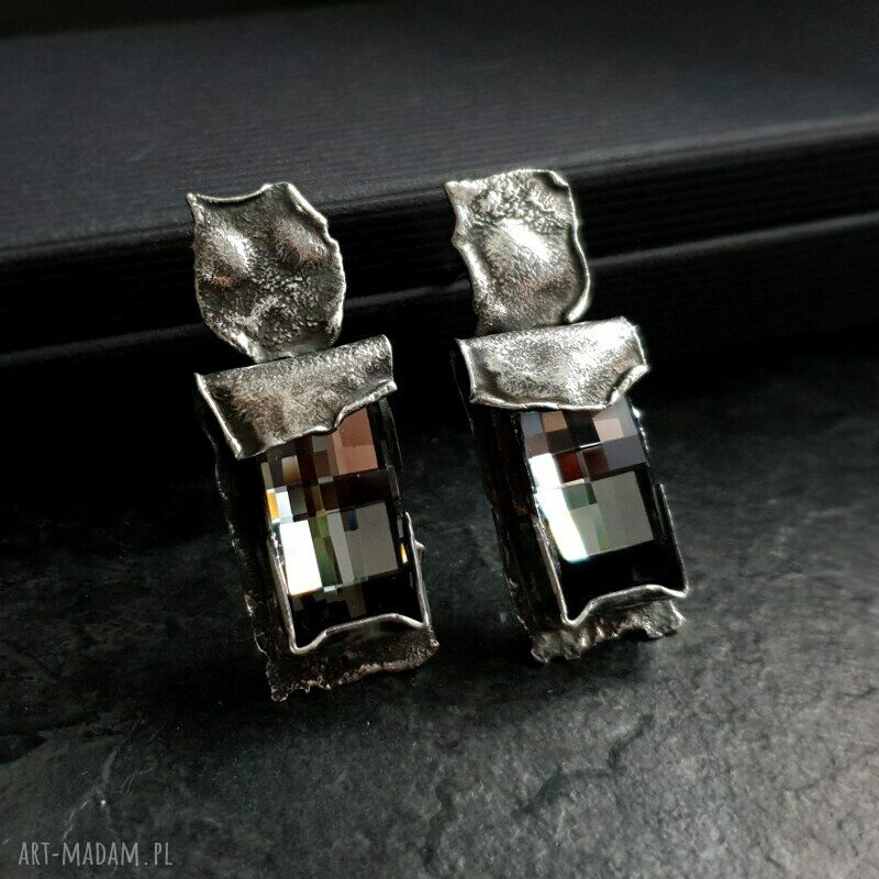 Cubic - srebrne kolczyki z kryształem Swarovski Urban Silver Night - awangardowe sztyfty