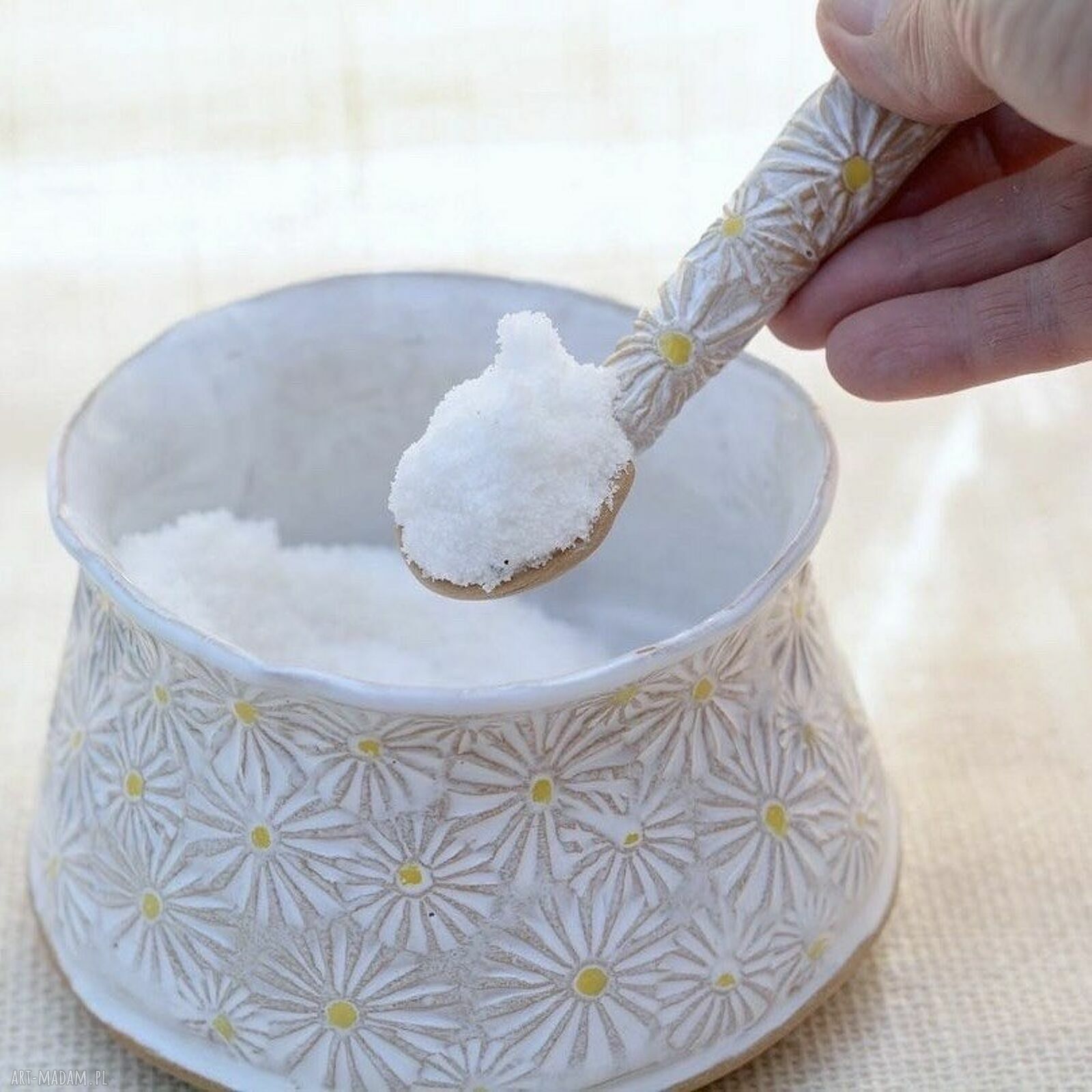Ręcznie robiona cukiernica z łyżką w stokrotki - ceramiczny pojemnik kuchenny