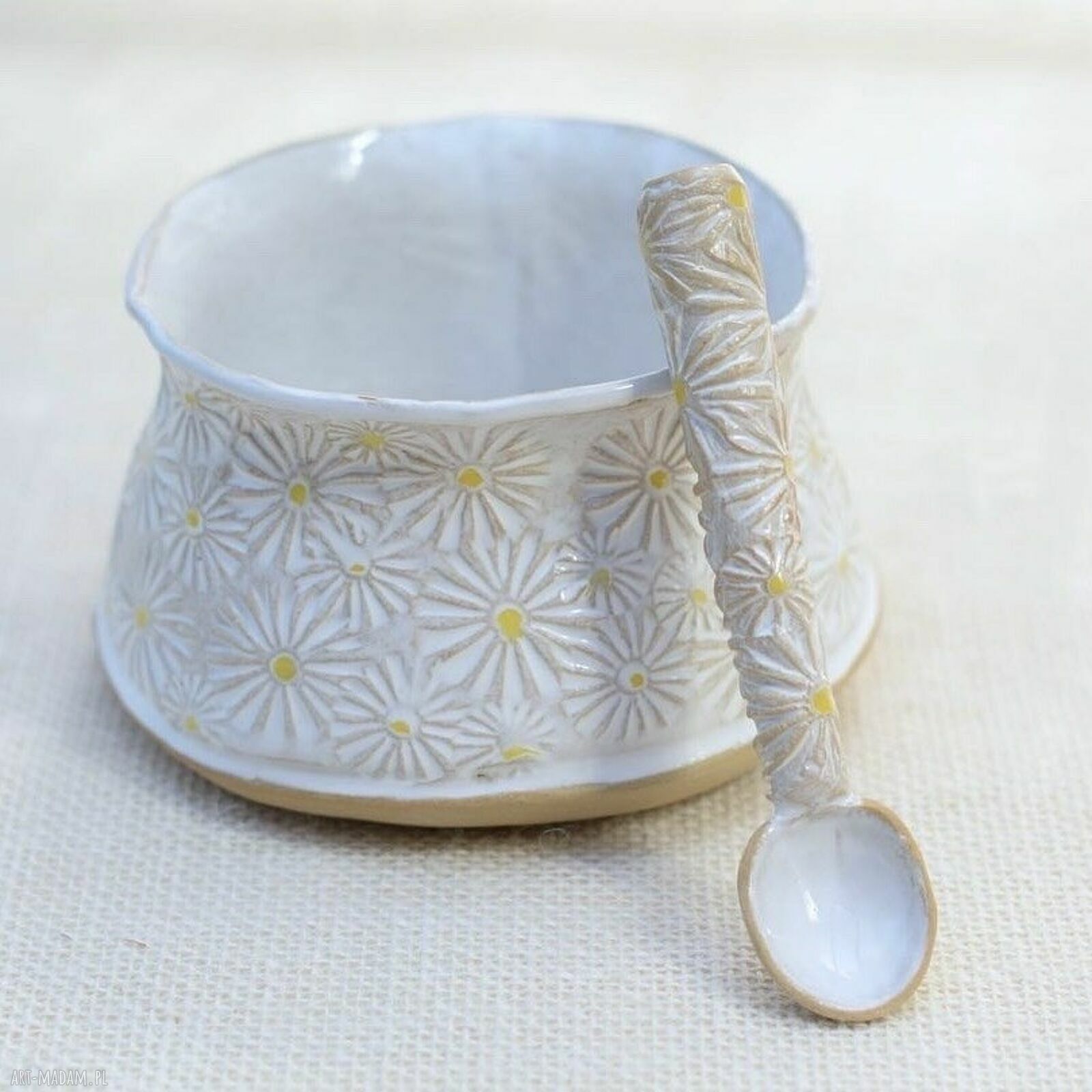 Ręcznie robiona cukiernica z łyżką w stokrotki - ceramiczny pojemnik kuchenny