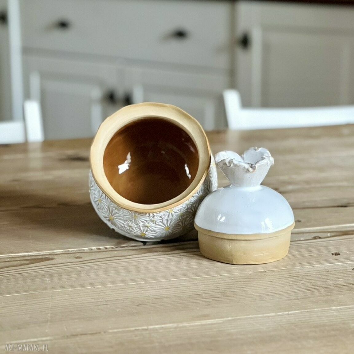 Cukiernica ceramiczna z pokrywką w stokrotki