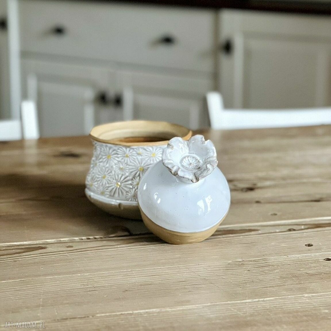 Cukiernica ceramiczna z pokrywką w stokrotki