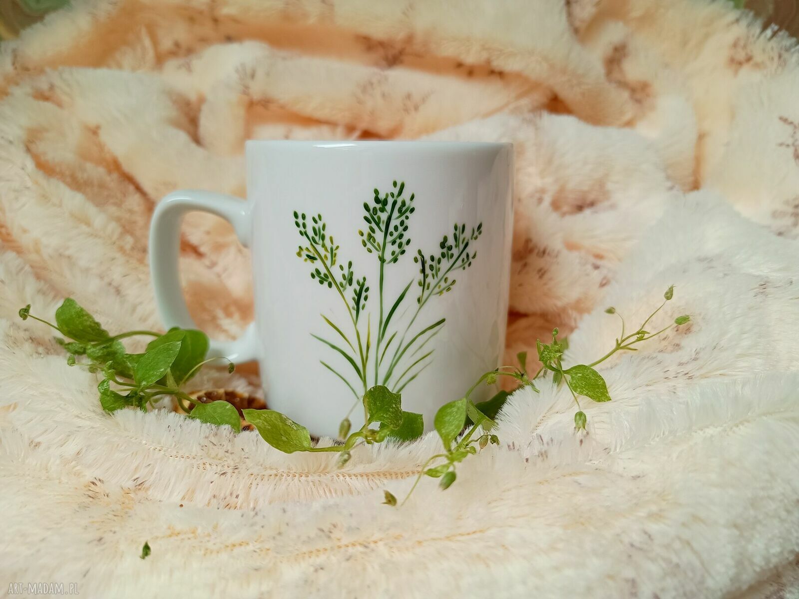 Ręcznie malowany kubek z porcelany 270 ml: czajka i łąka