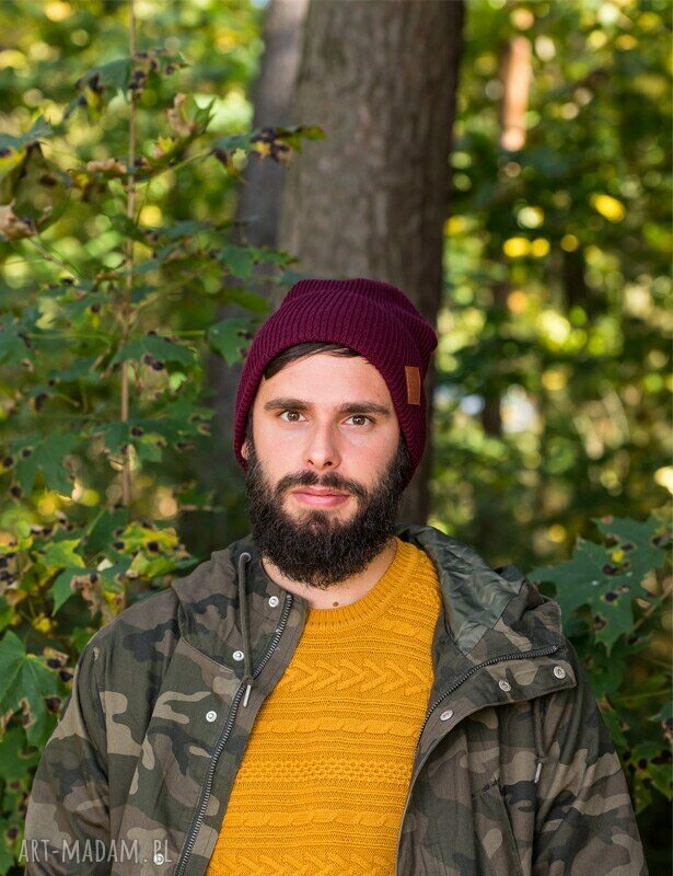 Dwustronna beanie bordo z logo z ekoskórki - miękka i wygodna