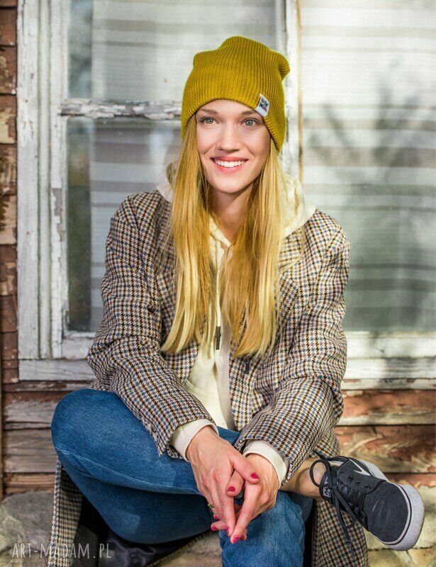 Dwustronna czapka beanie miodowa musztarda z kolorowym logo