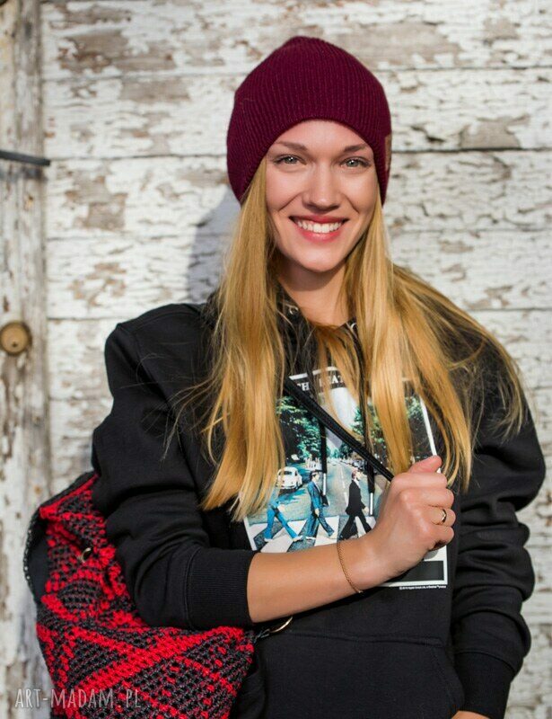 Czapka dwustronna beanie bordo z logo z ekoskórki