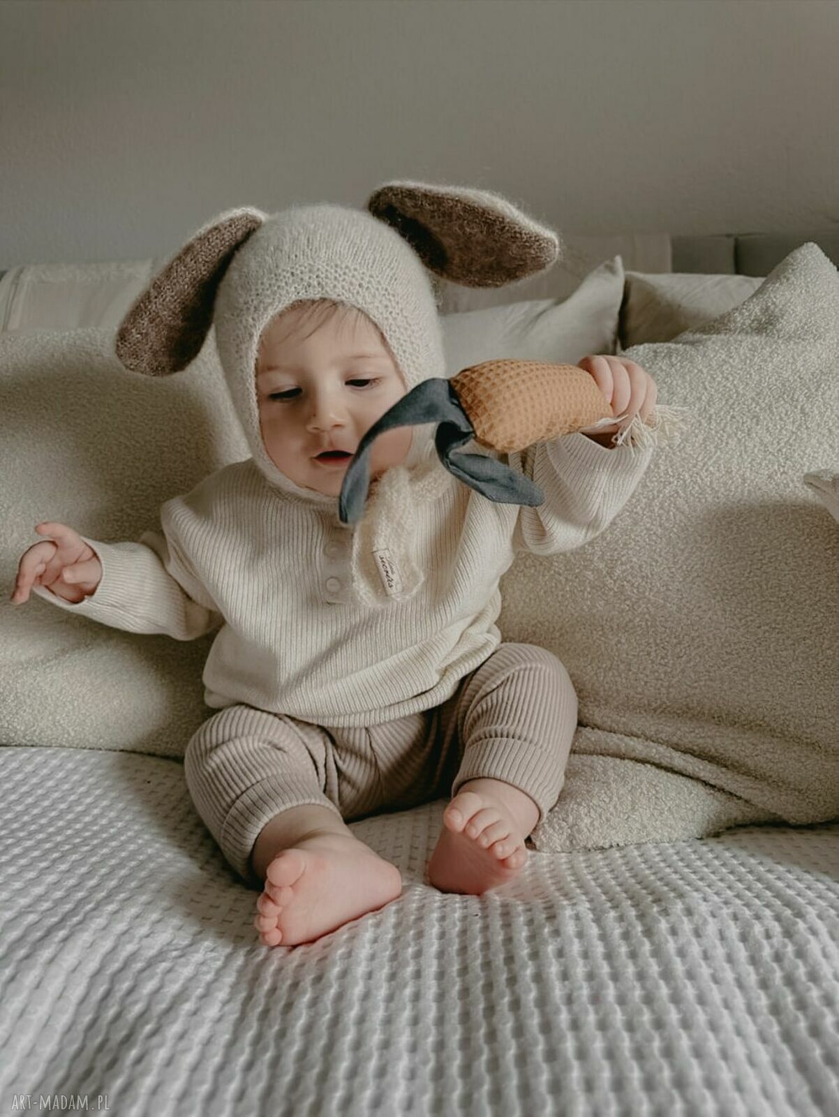Ręcznie robiona czapeczka niemowlęca Happy Bunny z króliczymi uszkami
