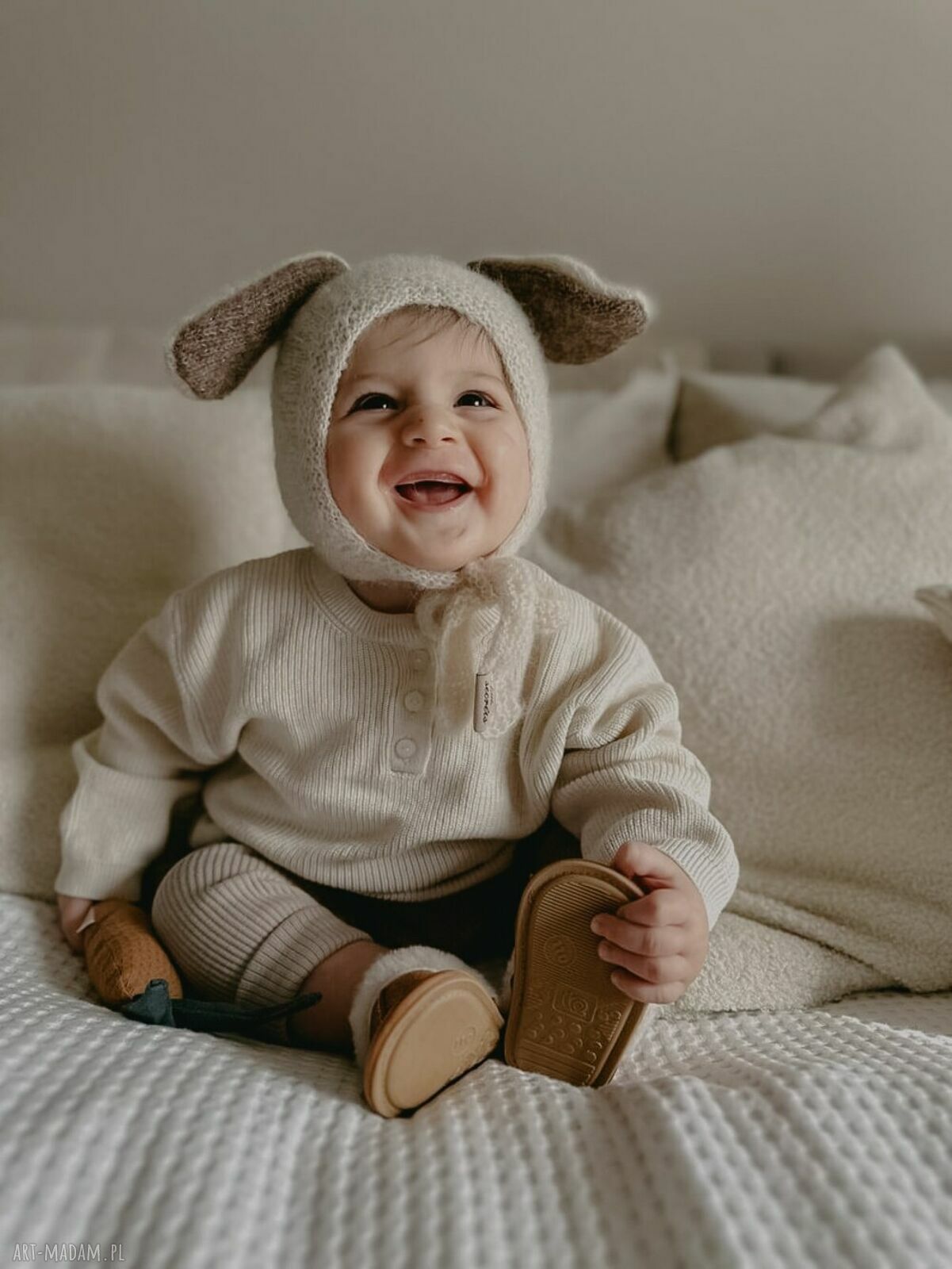 Ręcznie robiona czapeczka niemowlęca Happy Bunny z króliczymi uszkami