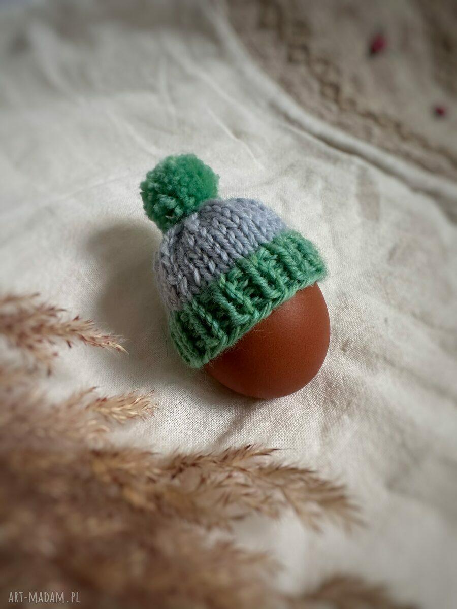 Czapeczka z pomponem na jajka wielkanocne - 1 szt (ręcznie dziergana wełna)
