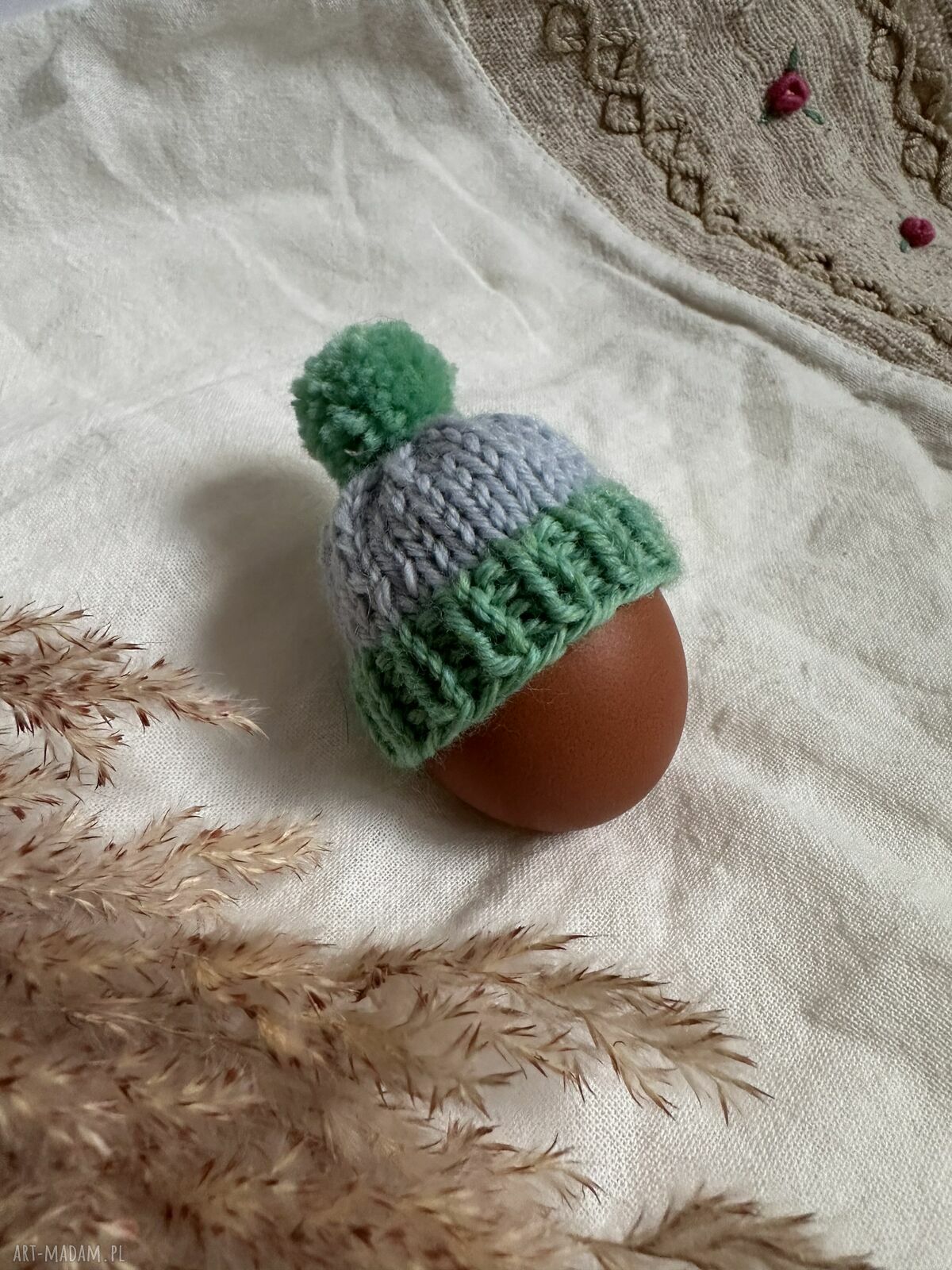 Czapeczka z pomponem na jajka wielkanocne - 1 szt