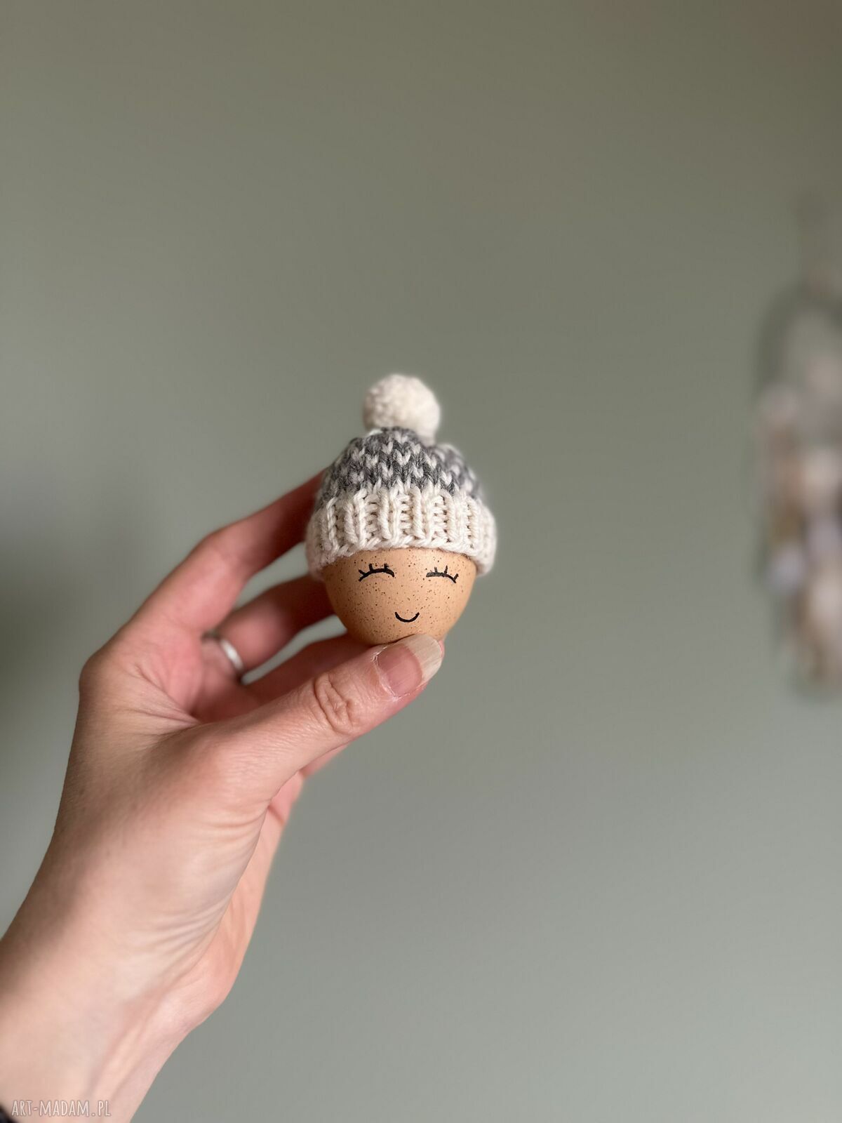 Czapeczka z pomponem na jajka wielkanocne - 1 szt