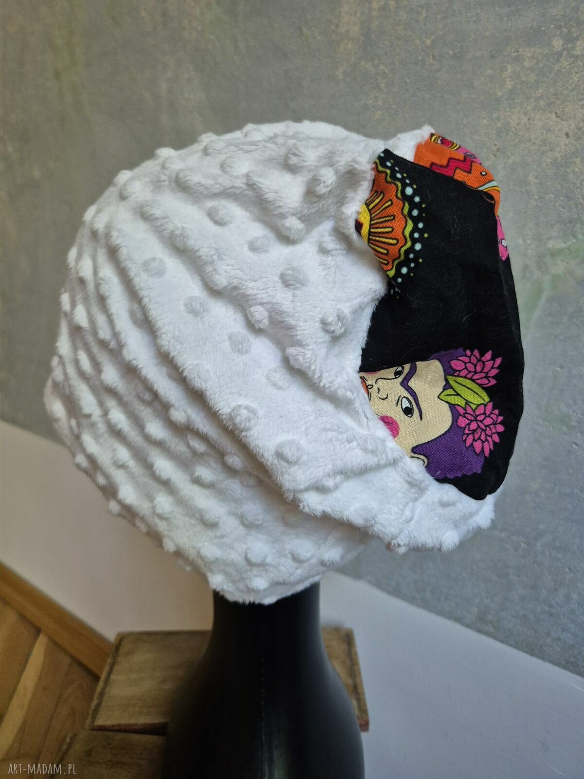 Czapka Smerfetka biała z kolorową górą na podszewce - rękodzieło boho (rozmiar uniwersalny)