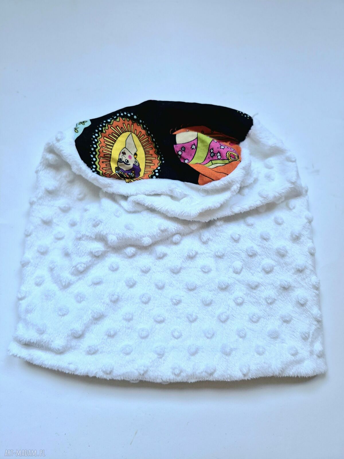Czapka Smerfetka biała z kolorową górą na podszewce - rękodzieło boho (rozmiar uniwersalny)