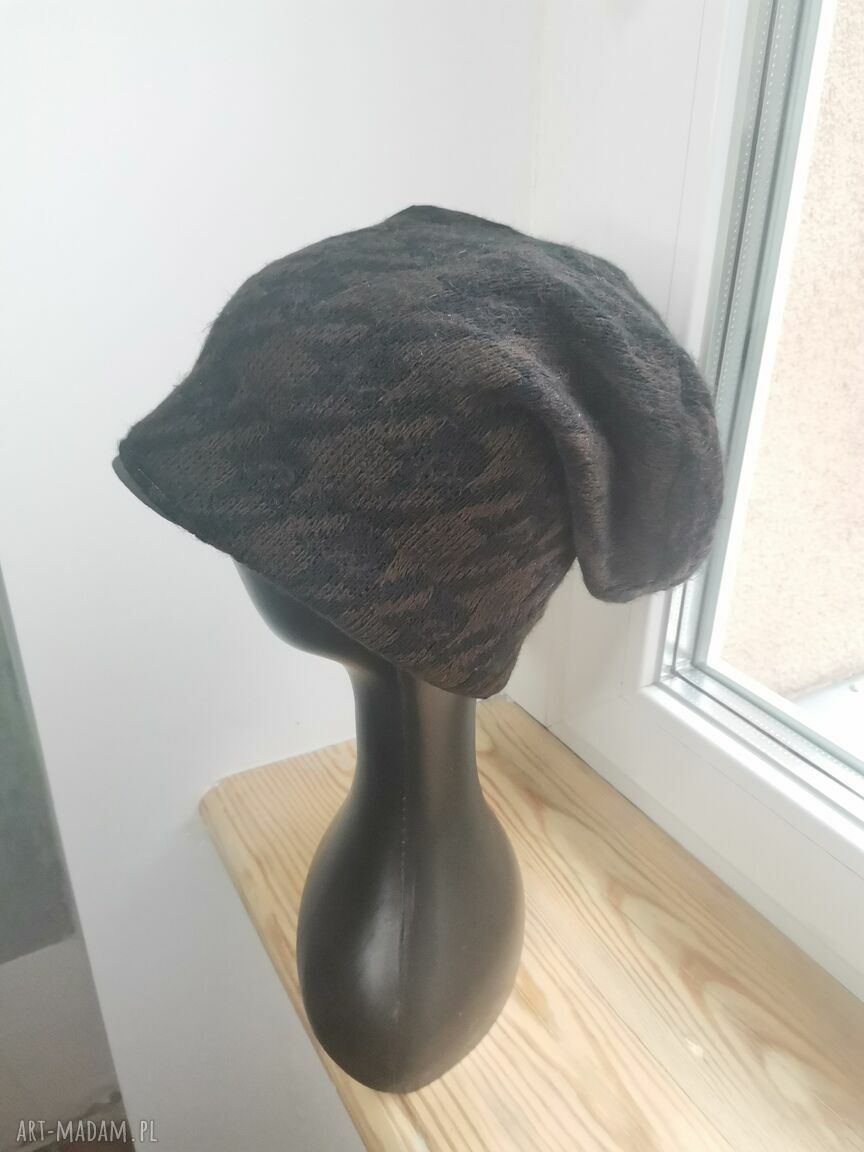 Czapka brązowa w czarne wzory z frędzlami - rozmiar uniwersalny na podszewce