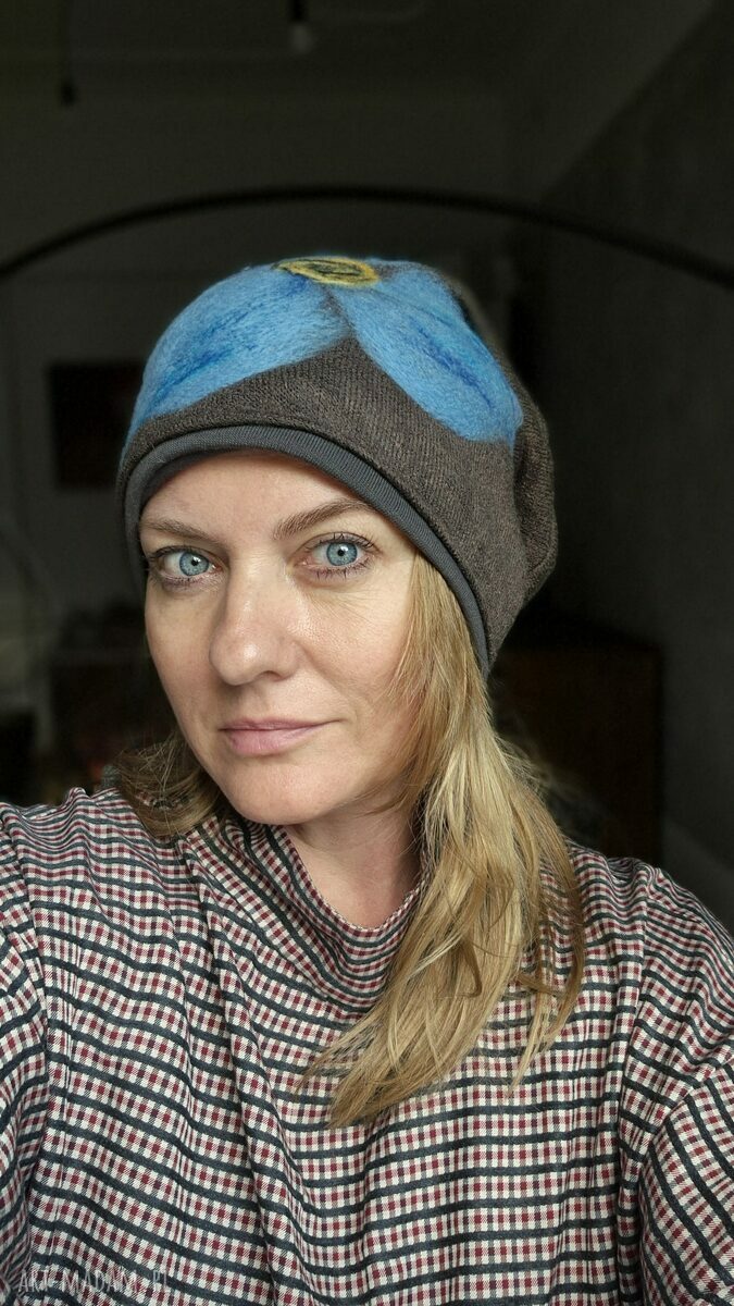 Brązowo-niebieska czapka wełniana filcowana w kwiaty z podszewką - handmade, rozmiar uniwersalny