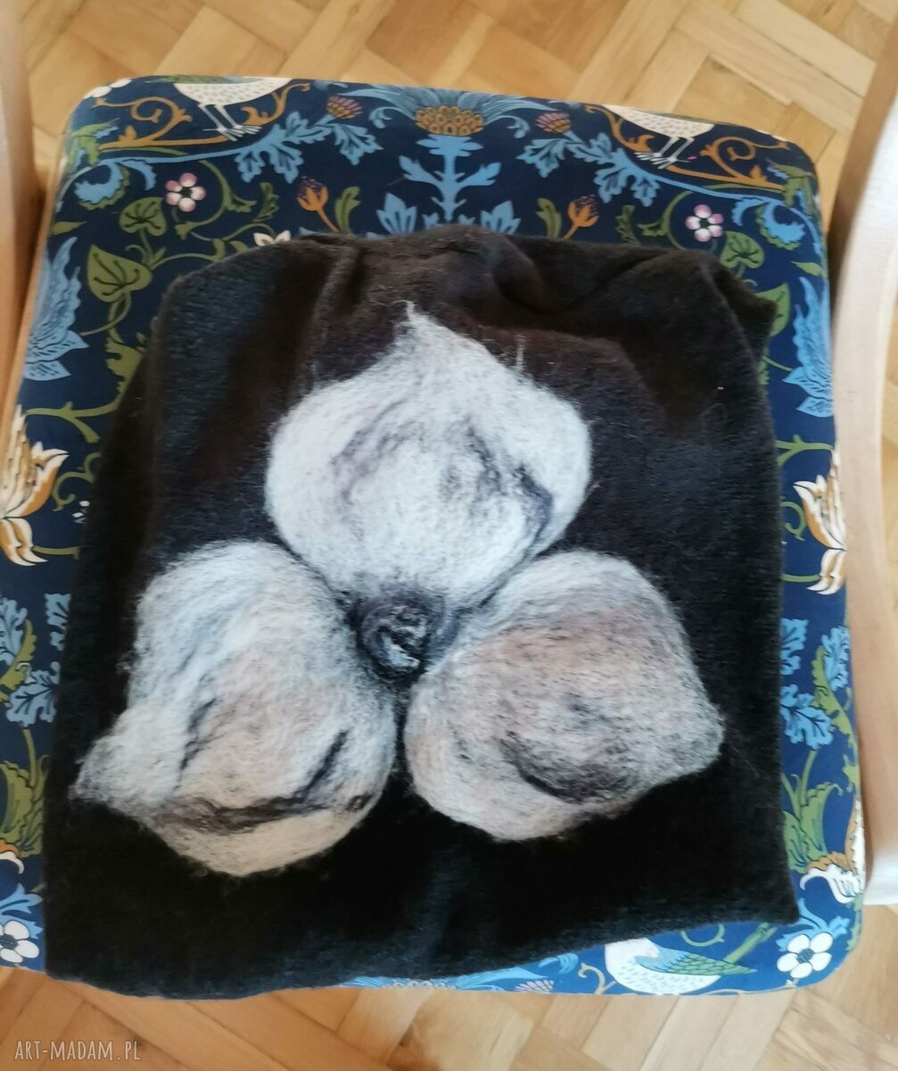 Czapka czarna wełniana filcowana na zimę handmade w kwiaty - rozmiar uniwersalny