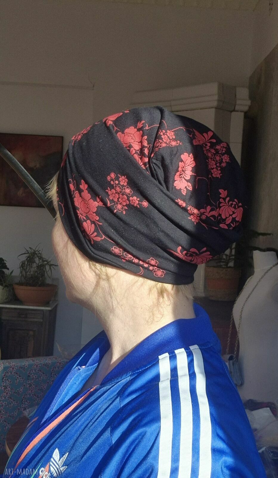 Czarna czapka dzianinowa w czerwone kwiaty - bez podszewki, rozmiar uniwersalny