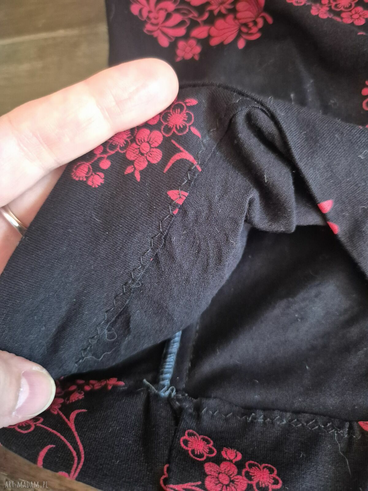 Czarna czapka dzianinowa w czerwone kwiaty - bez podszewki, rozmiar uniwersalny