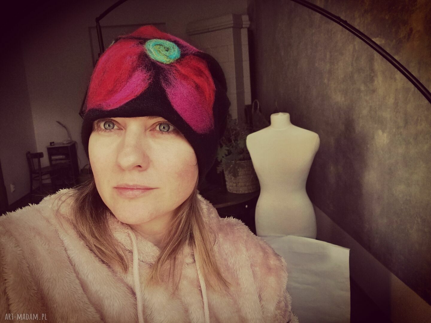 Czarna czapka wełniana filcowana Boho Frida - etno folk na podszewce