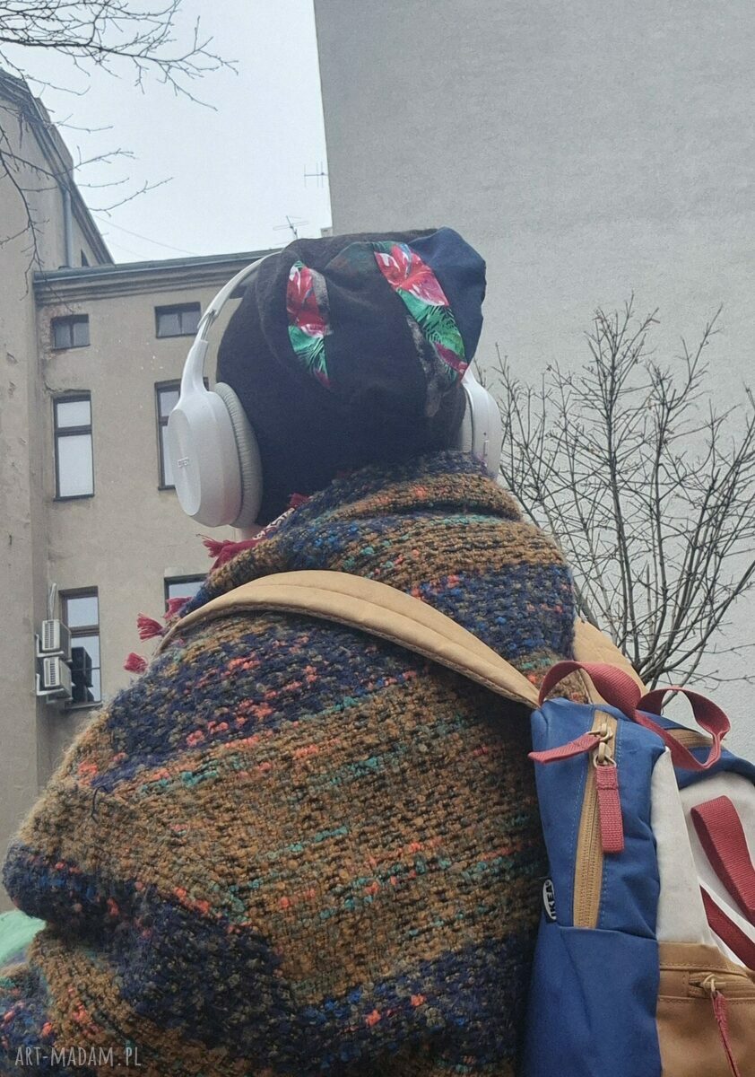 Czarna czapka boho z kolorową górą - rozmiar uniwersalny z podszewką