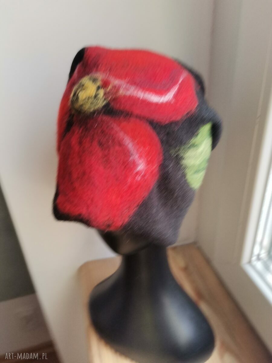 Czapka Frida z wełny merynosów - czarna boho z kwiatami i frędzlami (rozmiar uniwersalny)