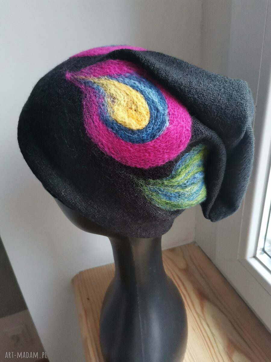 Czarna czapka wełniana filcowana z kwiatami i frędzlami - boho etno na zimę