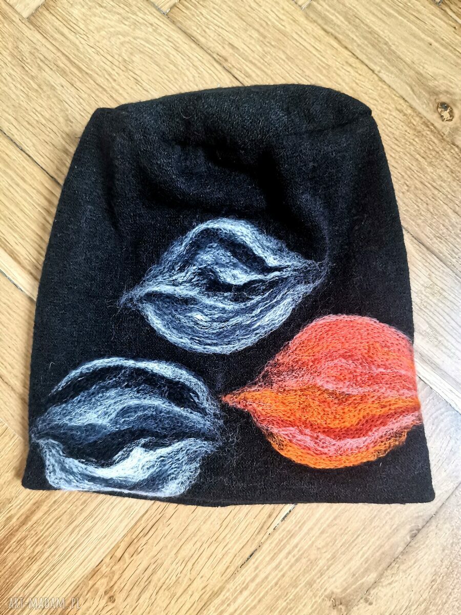 Czarna czapka wełniana filcowana w kwiaty - zimowa i handmade