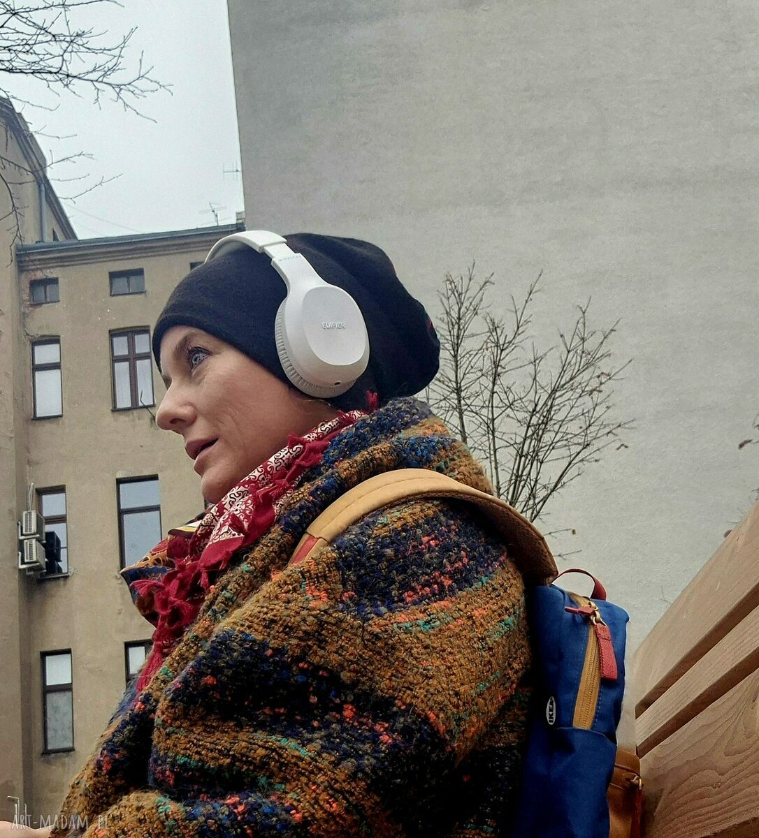 Czarna czapka boho z kolorową górą - rozmiar uniwersalny z podszewką