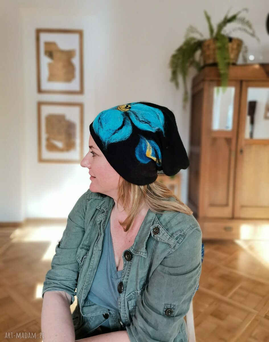 Czarna wełniana czapka filcowana zimowa w kwiaty - handmade