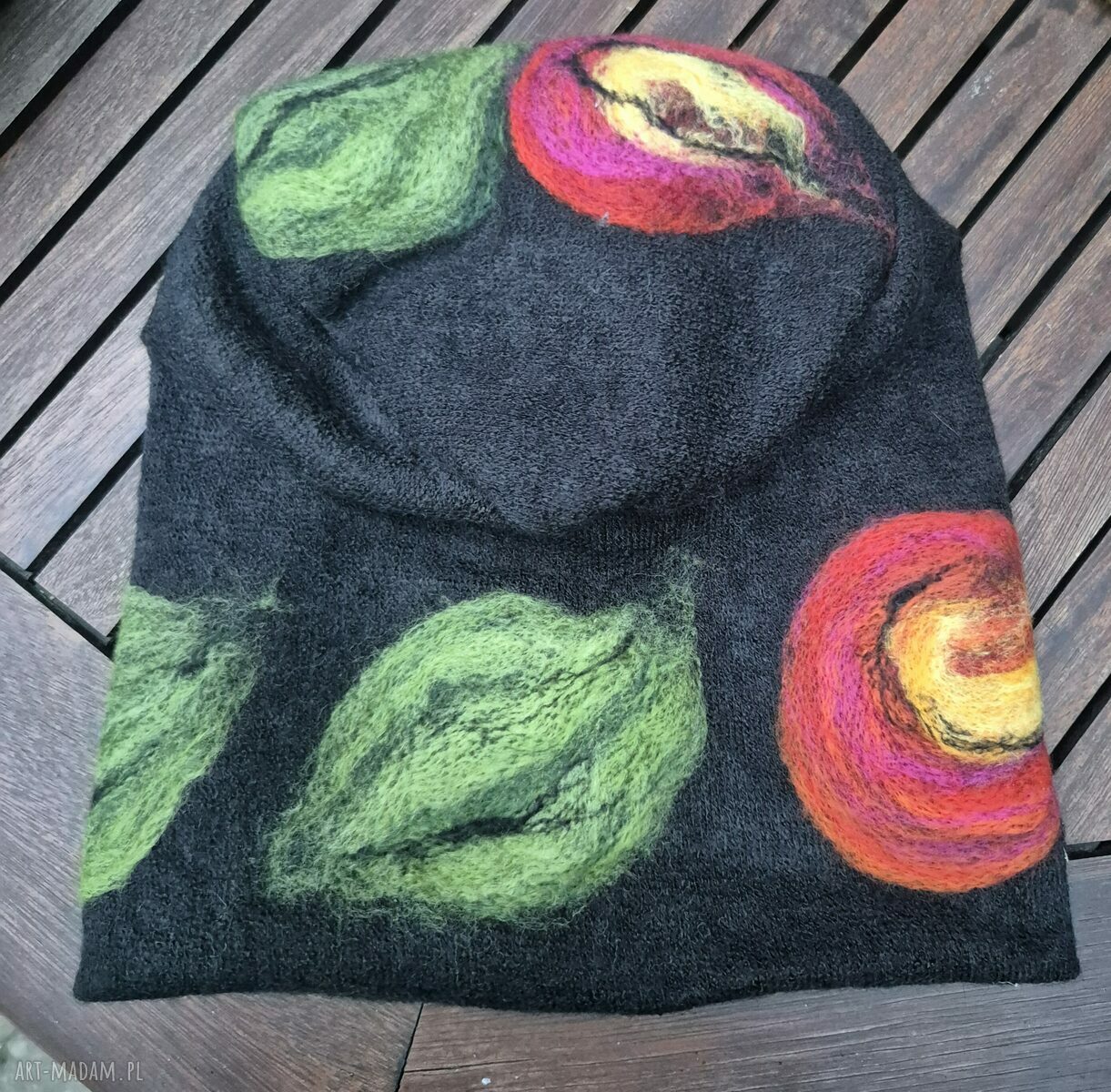 Czarna czapka filcowana w kwiaty z wełny merynosów na podszewce - handmade