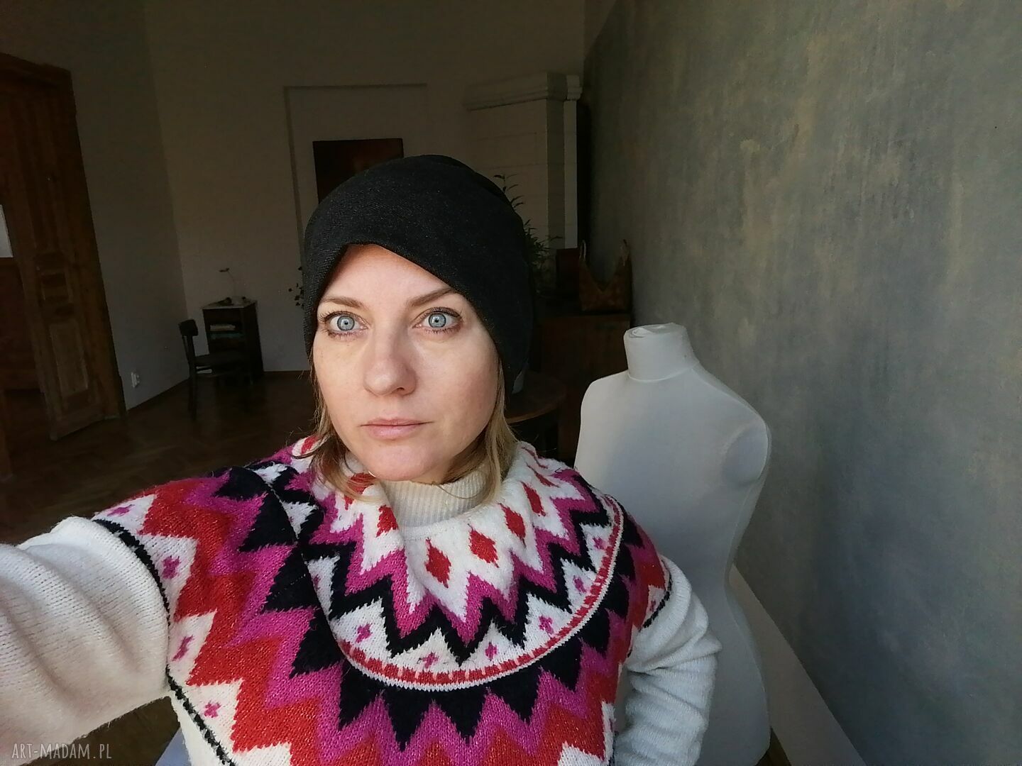 Czarna czapka z kolorową górą na podszewce (rozmiar uniwersalny)