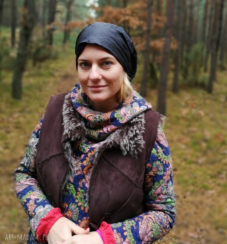 Czarna czapka damska „niby skóra” ECO na podszewce - ręcznie szyta